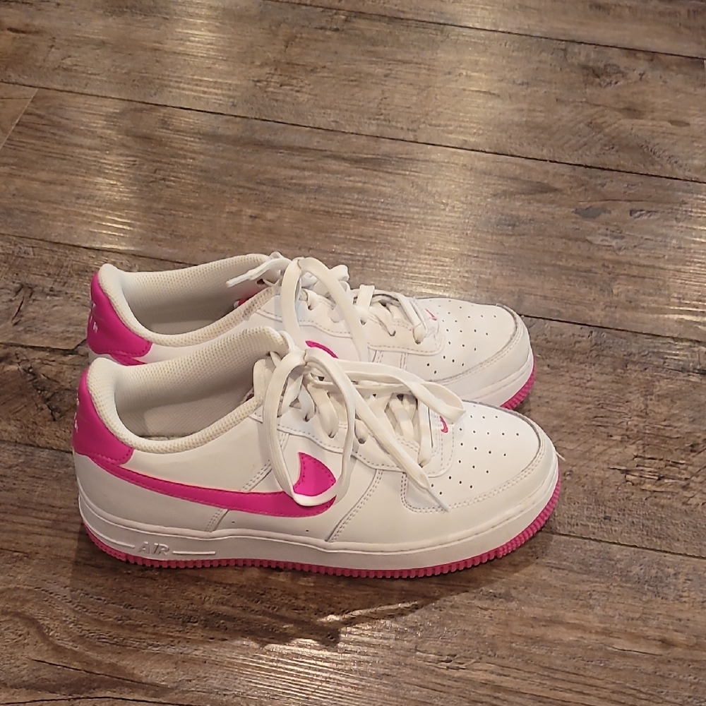 White and Pink Girls Low-Top Athletic NIKE Sneakers